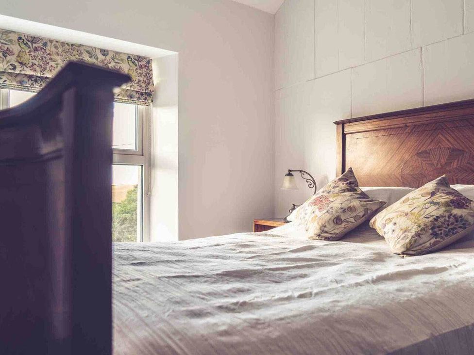 A bedroom with a bed and lamp at 3Bed Cottage Plymouth Dog friendly Sleeps7 in Plymouth