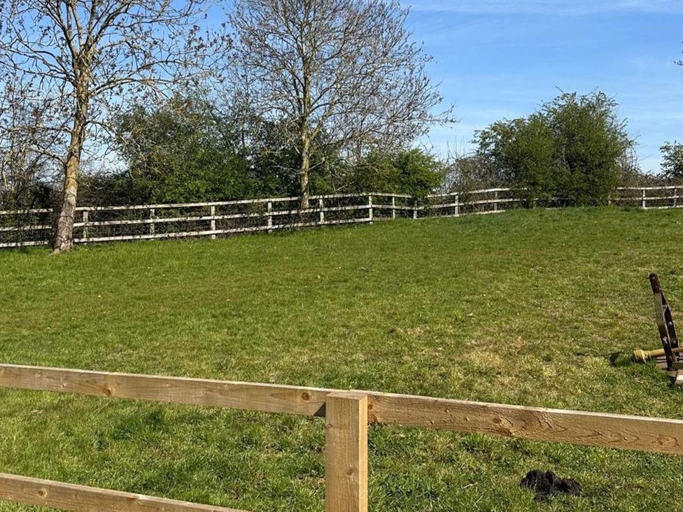 A garden with grass, trees, and a wooden fence at 3Bed Cottage Plymouth Dog friendly Sleeps7, Plymouth
