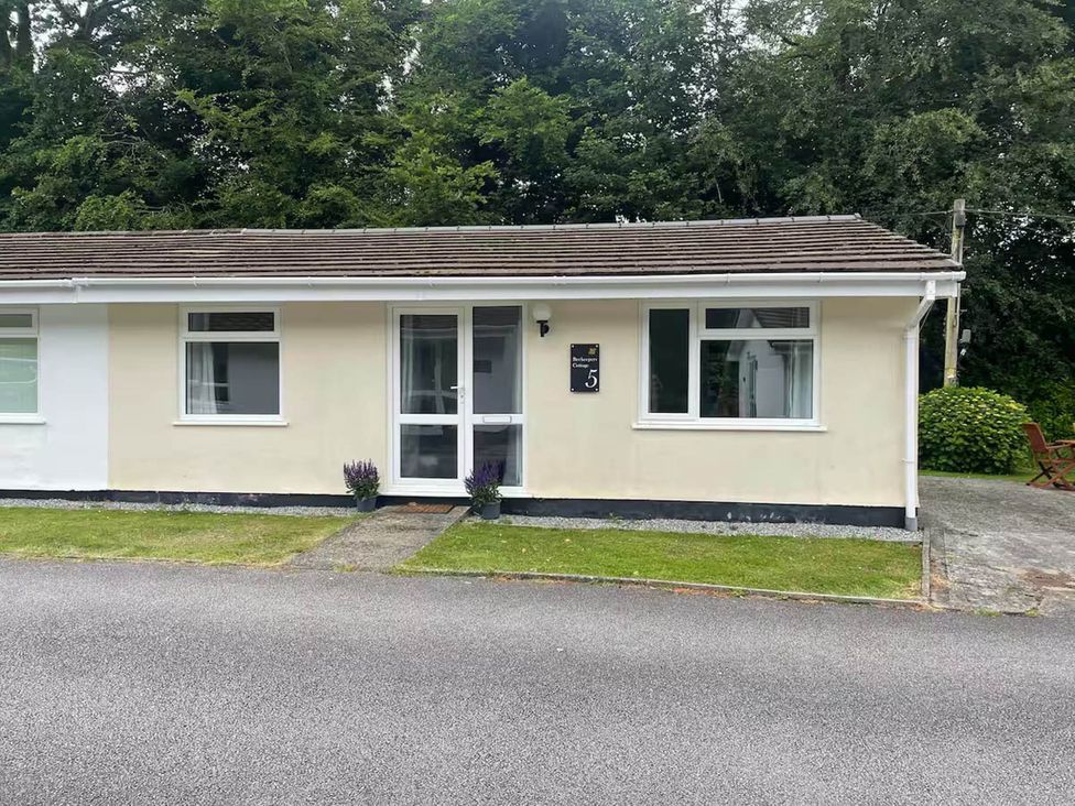 A cottage exterior with a pathway and plants at 2 Bed Cottage Sleeps 4 Pets Parking Wifi Near Liskeard