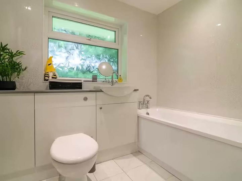 A bathroom with a bathtub and sink at 2 Bed Cottage Sleeps 4 Pets Parking Wifi Near Liskeard