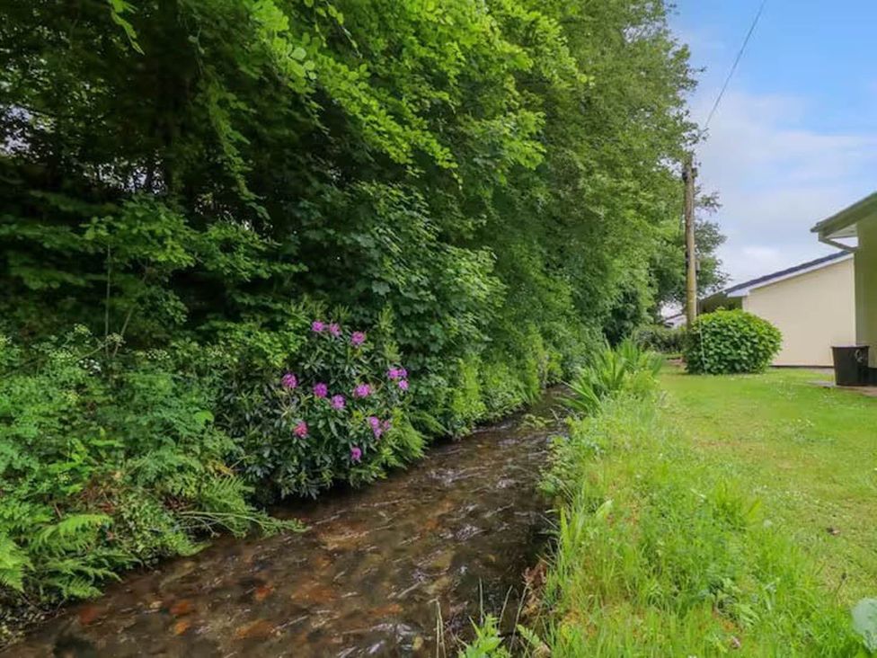 A garden with a stream and flowers near the house at 2 Bed Cottage Sleeps 4 Pets Parking Wifi near Liskeard