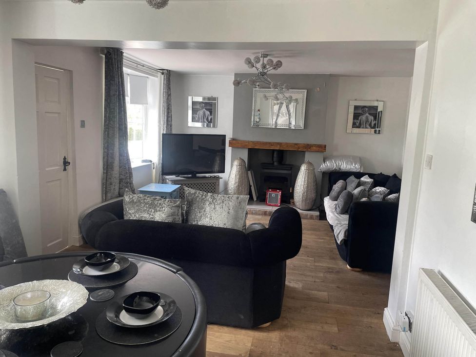 A living room with a television and a fireplace at Immaculate 3Bed House in Bridgnorth