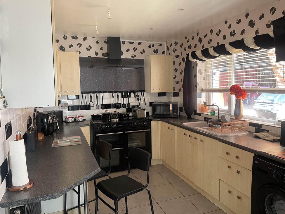 A kitchen with stove, microwave and sink at Immaculate 3Bed House in Bridgnorth
