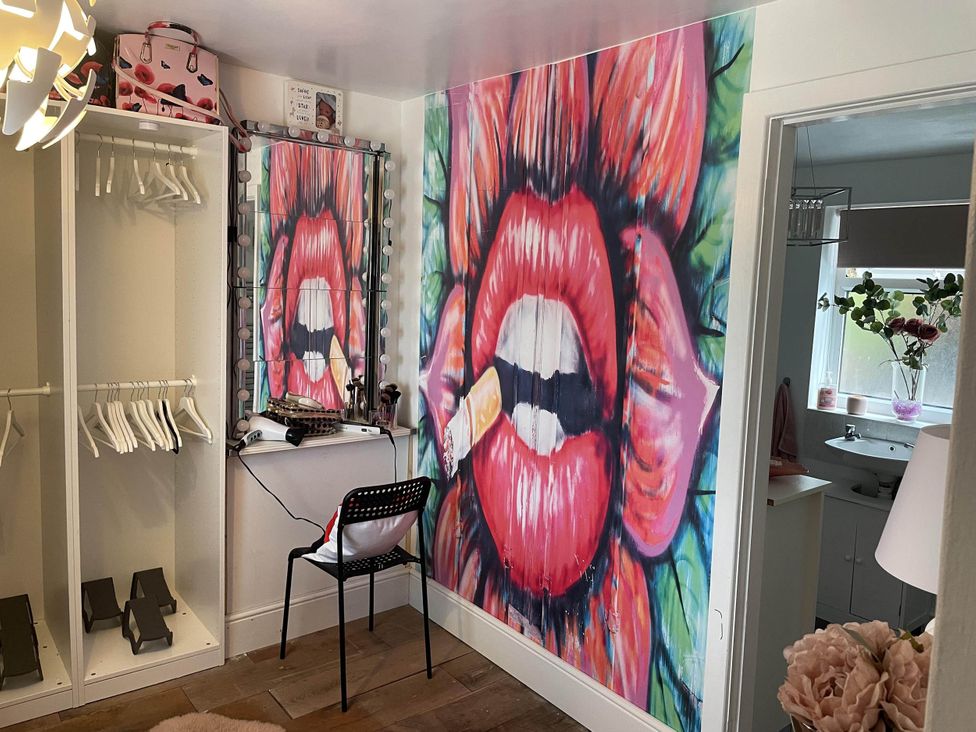 A dressing room with a clothing rack and a mirror at Immaculate 3Bed House in Bridgnorth