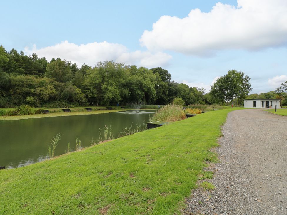 An outdoor space with a pond and fountain at Goldfinch Pod Swannington near Coalville
