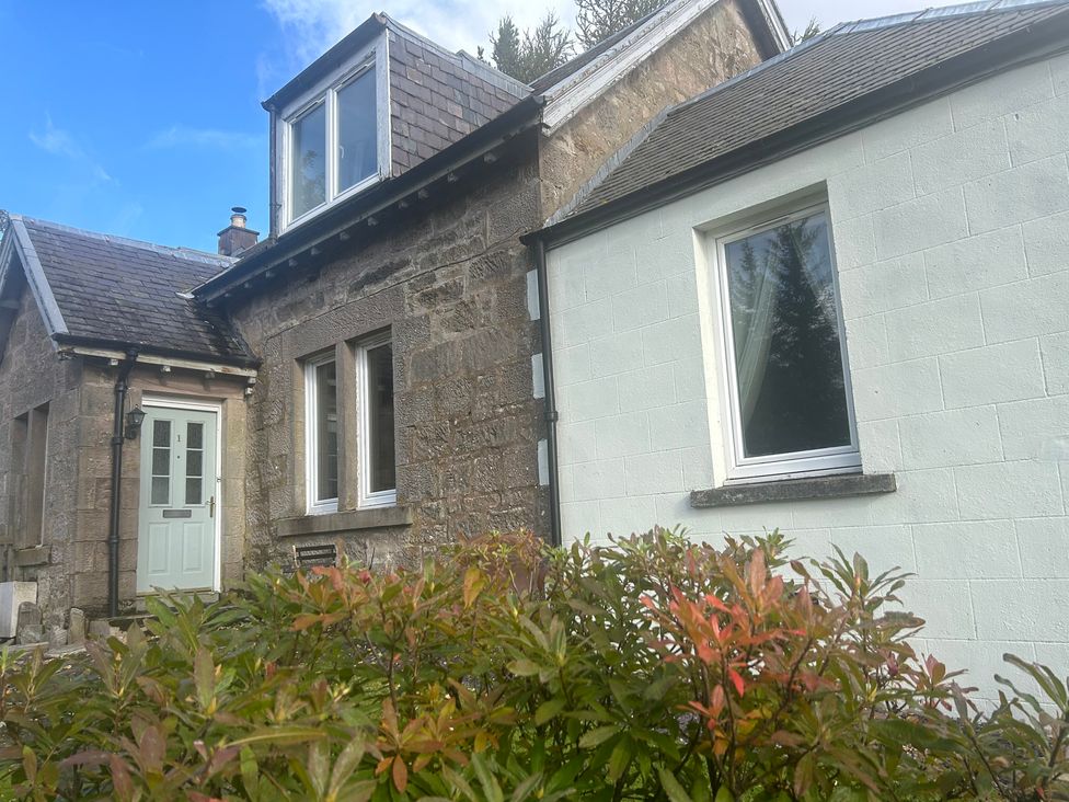 A house with multiple windows and a door at 1 Station Cottages in 