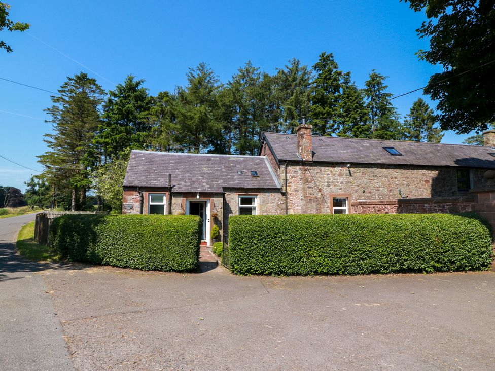 A cottage surrounded by hedges at Waterside Lodge in Annan