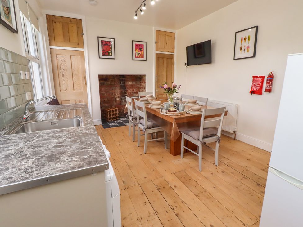 A dining room with a table and chairs at Farnecrest in Seahouses