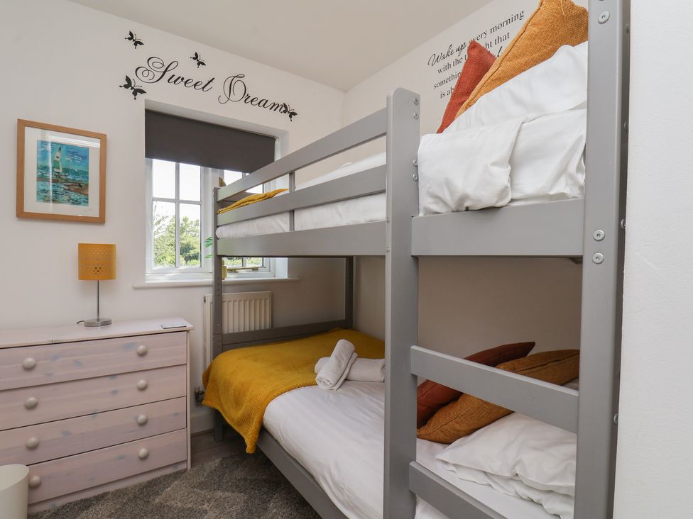 A bunk bed and a chest of drawers in a bedroom at The Cosy Haven in Malton