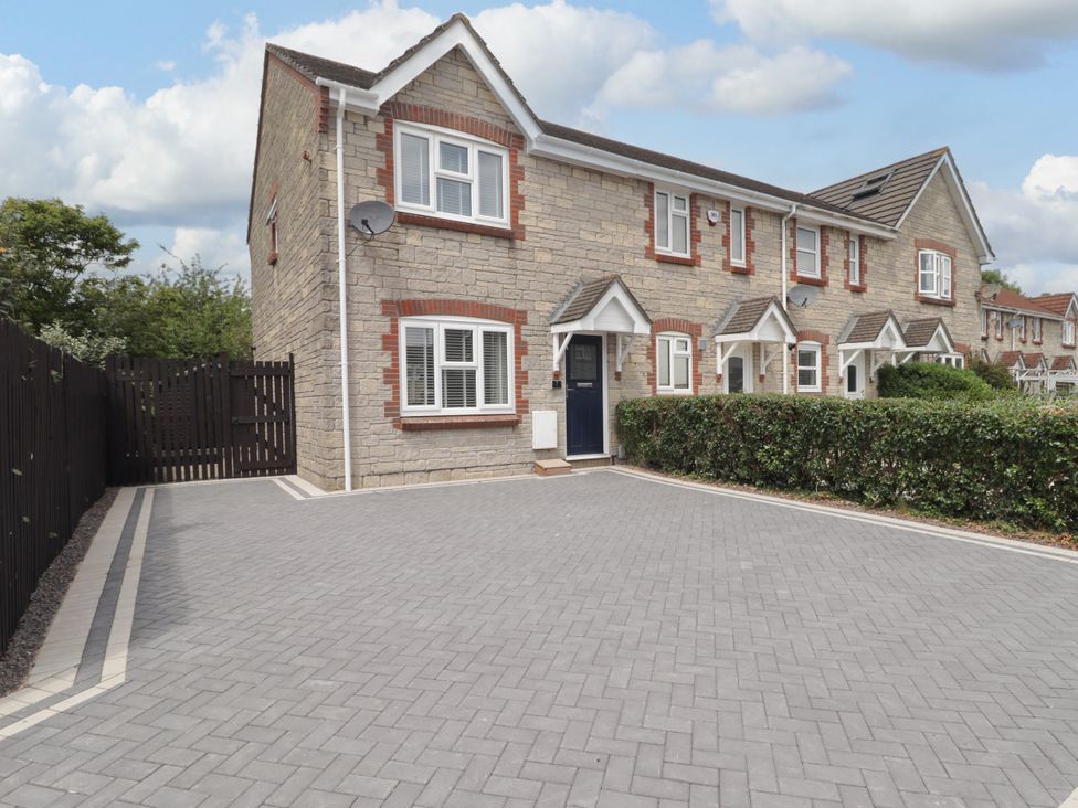 An exterior view of a house with a driveway and bushes at 7 Cwrt Y Cadno in Llantwit Major