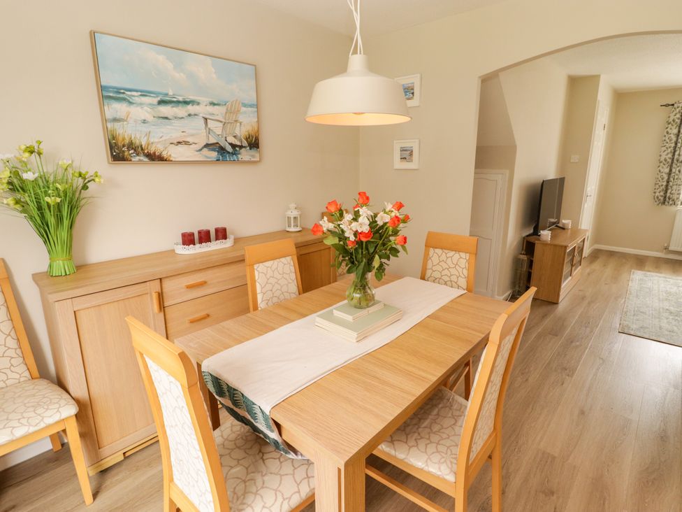 A dining room with a table and chairs at 7 Cwrt Y Cadno in Llantwit Major