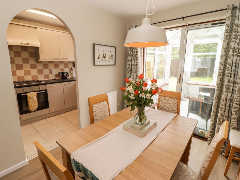 A dining room with a table and chairs at 7 Cwrt Y Cadno in Llantwit Major