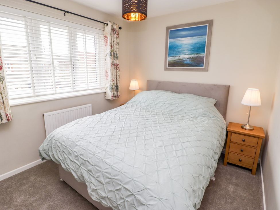 A bedroom with a bed and lamps at 7 Cwrt Y Cadno in Llantwit Major