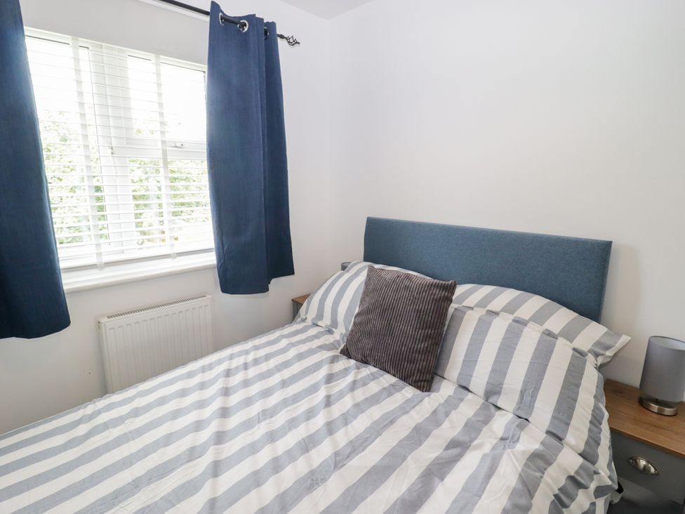 A bedroom with a bed and window at 7 Cwrt Y Cadno in Llantwit Major