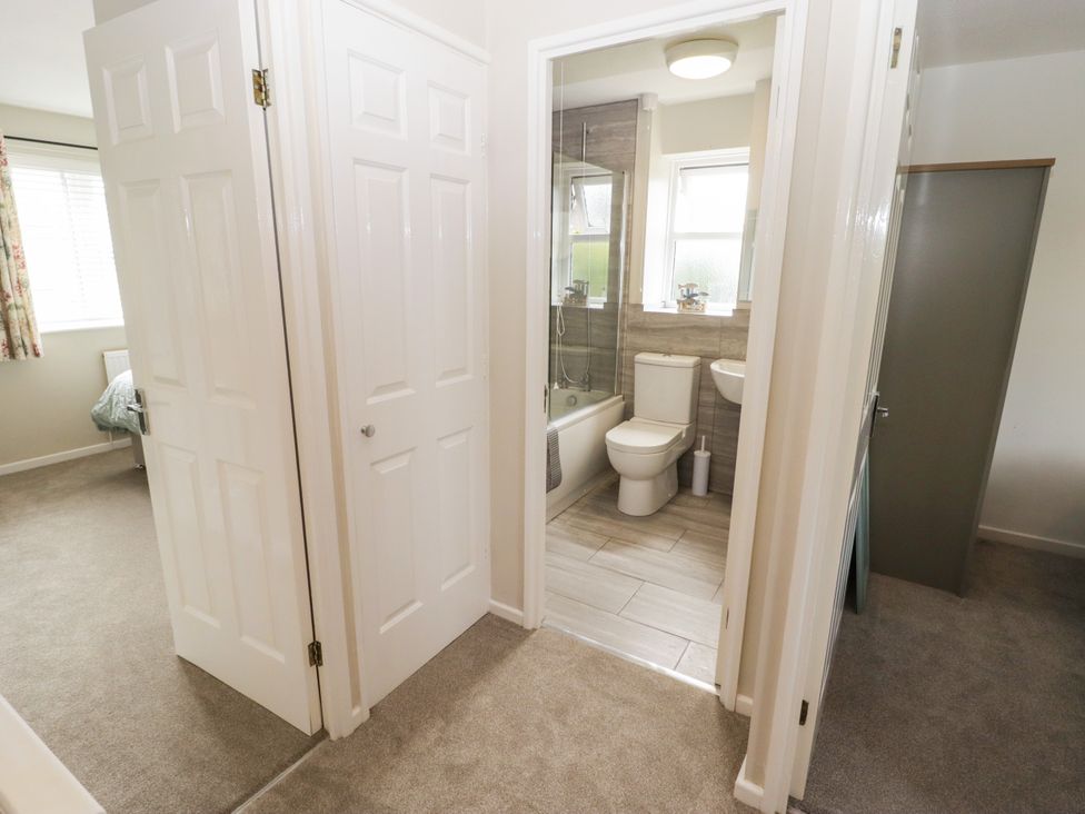 A bathroom with a bathtub, toilet, and sink at 7 Cwrt Y Cadno, Llantwit Major