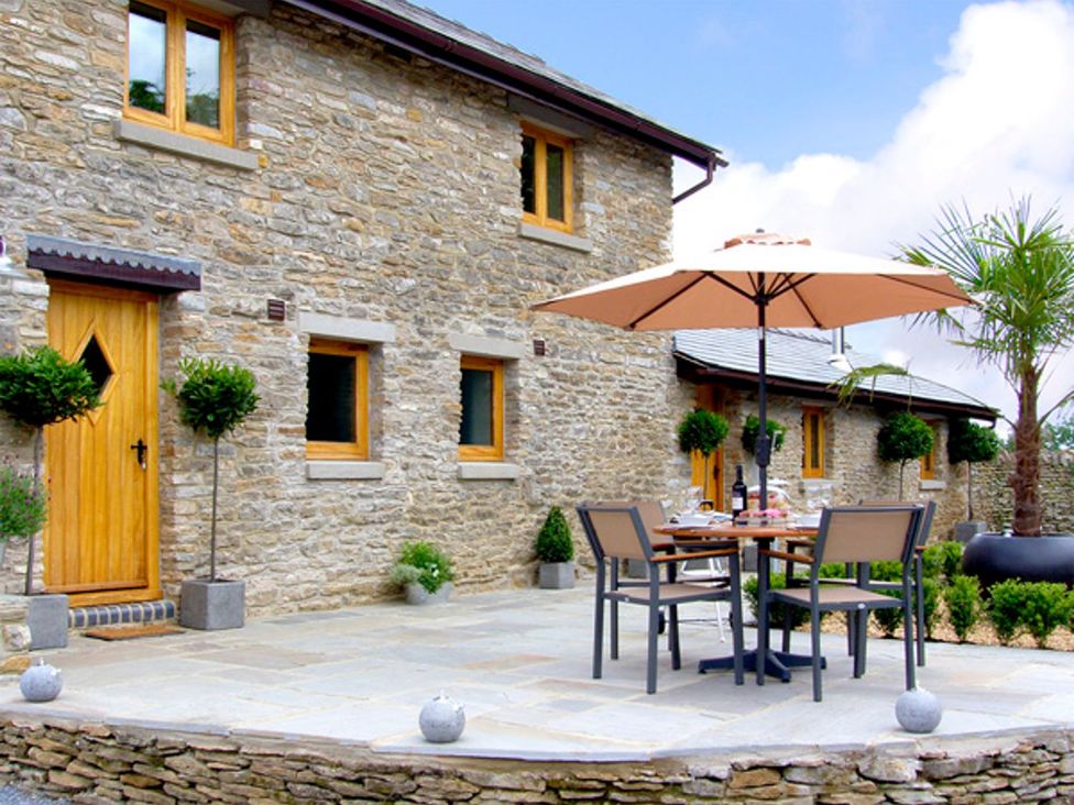 An outdoor seating area with a table and chairs at Valley View in Ross-on-Wye