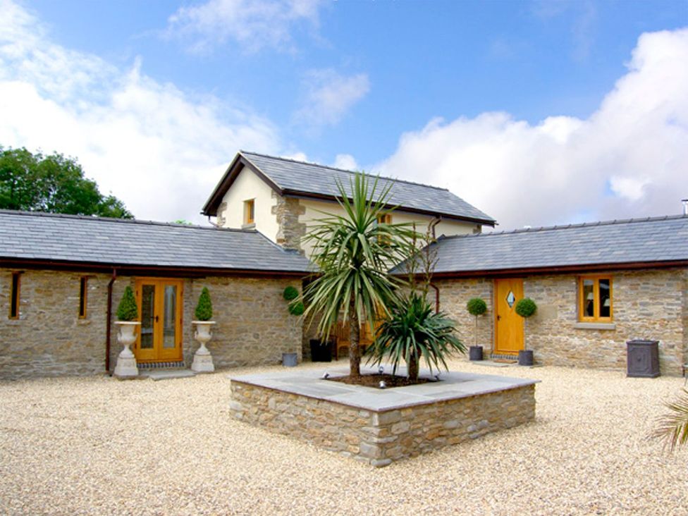 An outdoor area with a stone house and plants at Valley View in Ross-on-Wye
