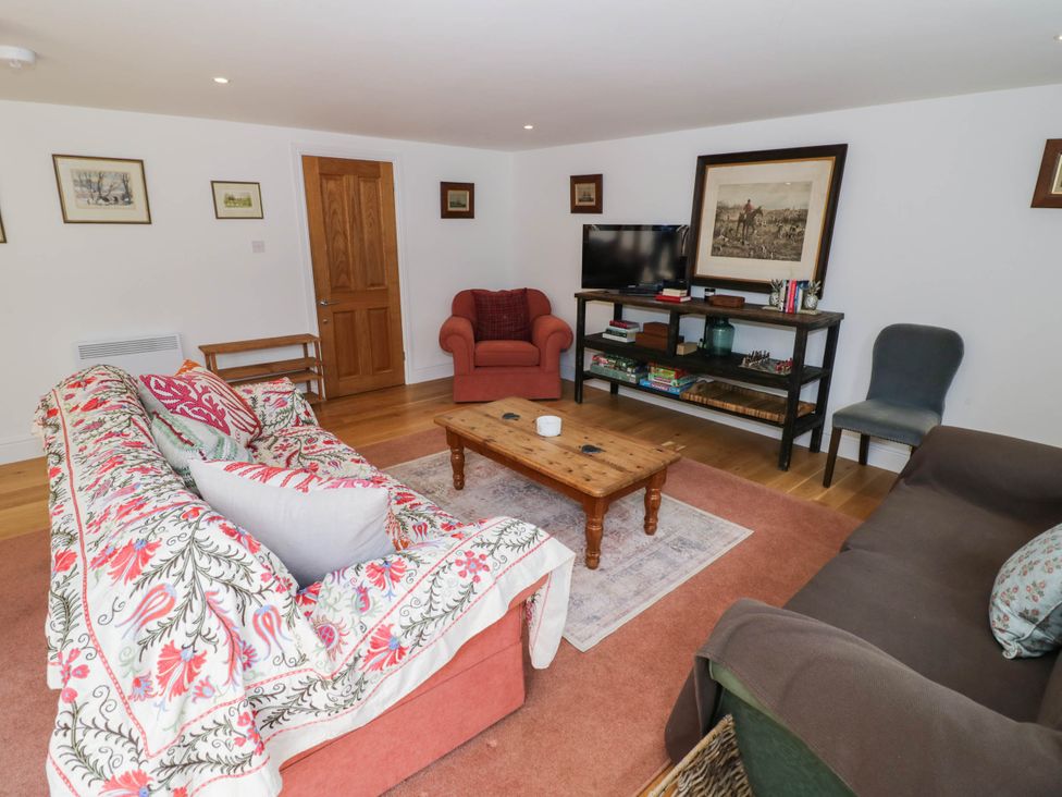 A living room with sofas and a television at Wayside in Moreton-in-Marsh