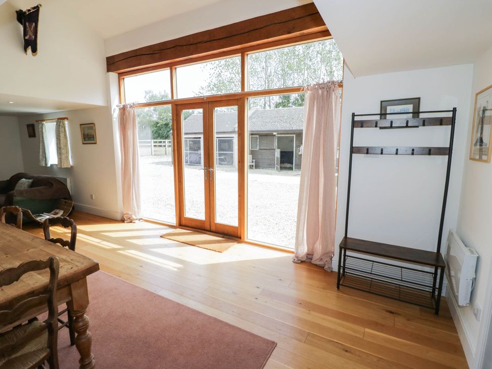A dining room with a table and chairs at Wayside in Moreton-in-Marsh