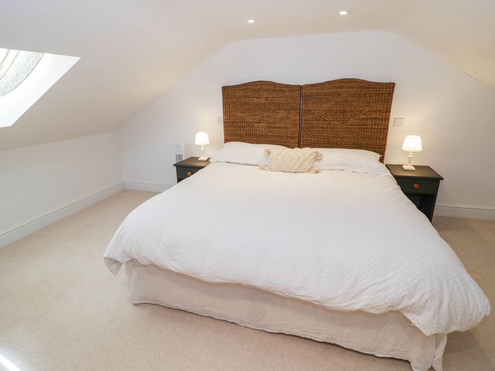 A bedroom with a bed and bedside tables at Wayside in Moreton-in-Marsh