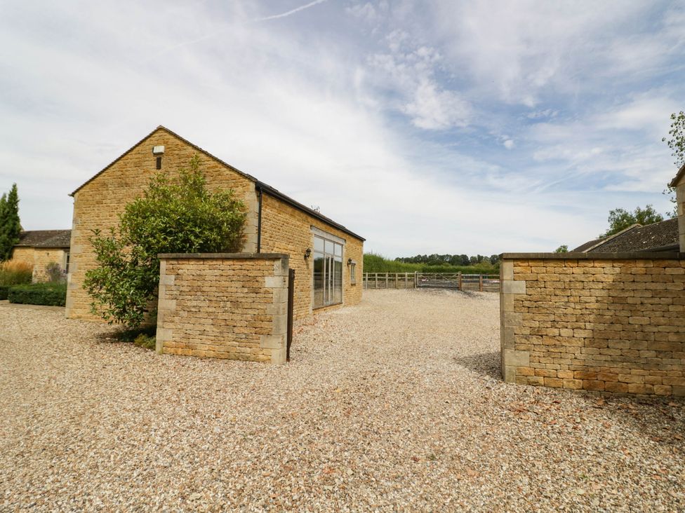 An outdoor area with a building and gravel at Wayside in Moreton-in-Marsh