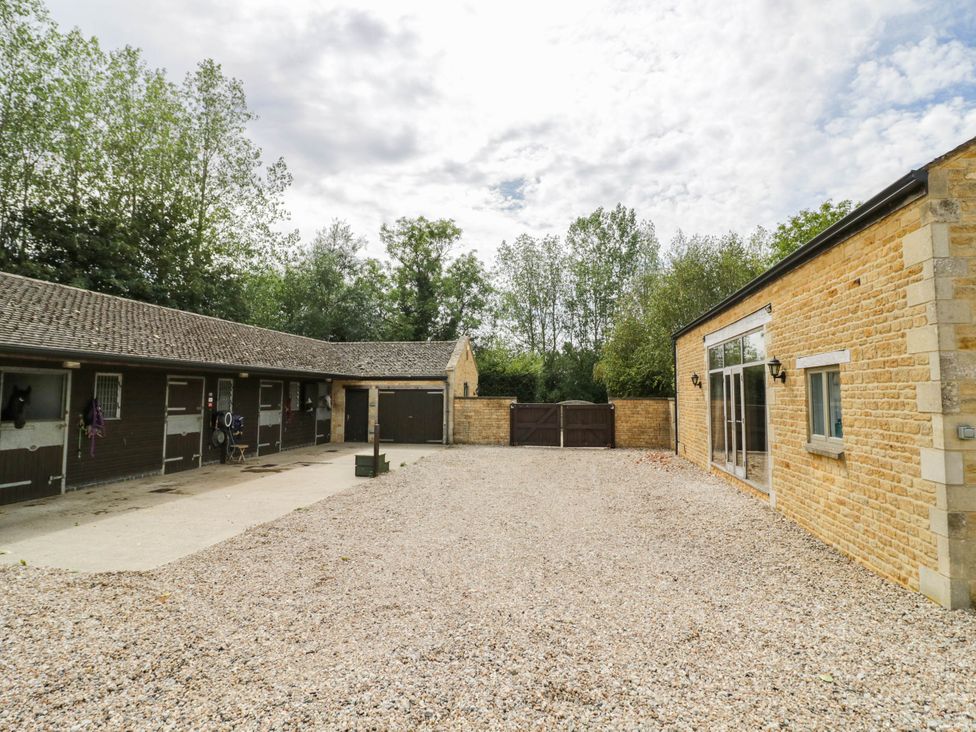 An outdoor area with stables and a garage at Wayside in Moreton-in-Marsh