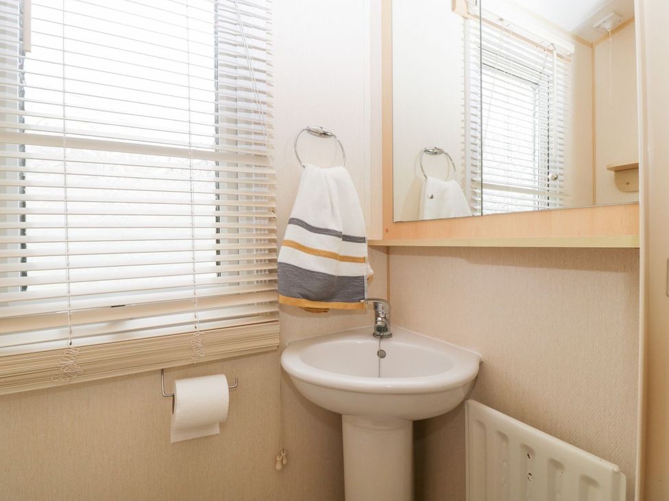 A bathroom with sink and mirror at The Hideaway in Portesham