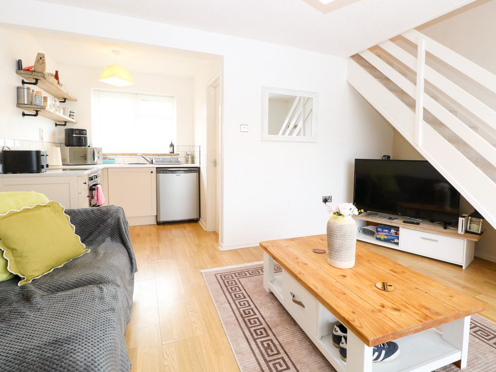 A living room with a sofa and coffee table at Leaf Lodge in Hemsby