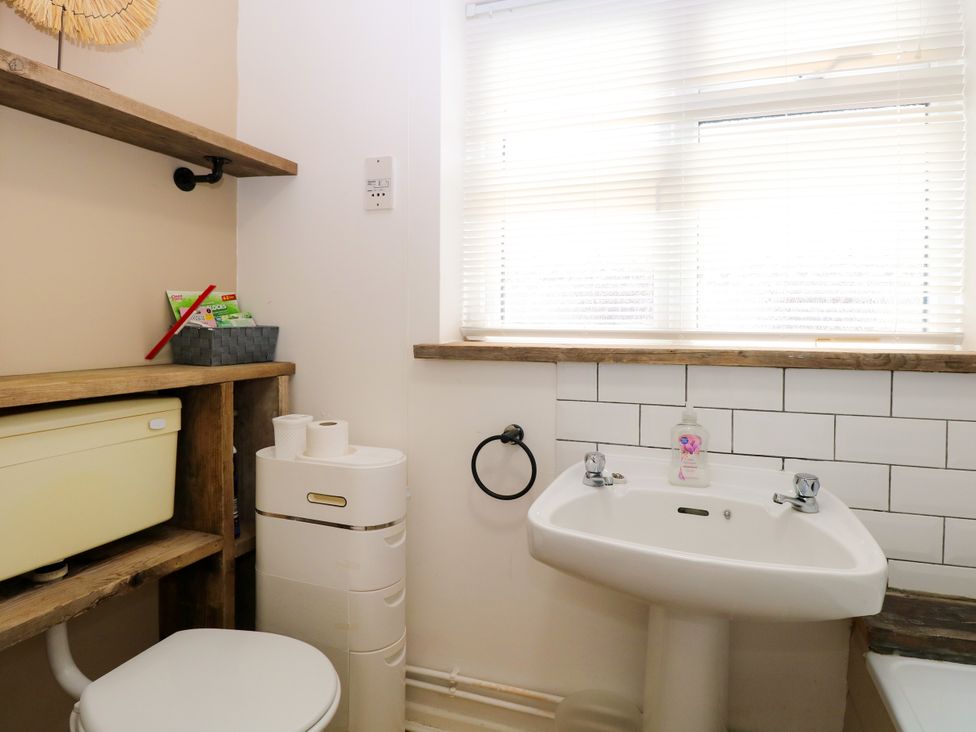 A bathroom with a sink and toilet at Leaf Lodge in Hemsby