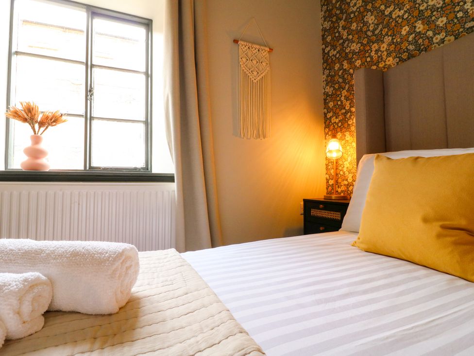 A bedroom with a bed and a window at Haarlem House in Wirksworth