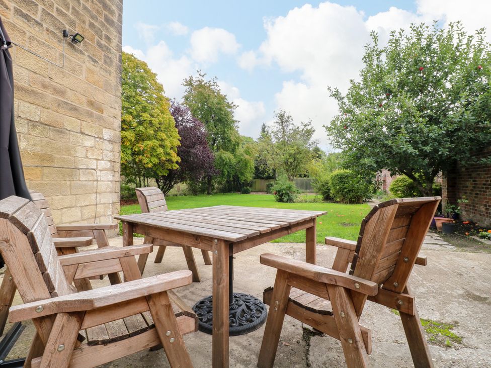 A garden with a table and chairs at Haarlem House in Wirksworth
