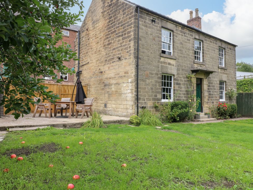 A house with a garden and dining setup at Haarlem House in Wirksworth