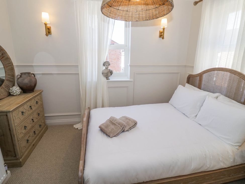 A bedroom with a bed and dressing table at Albert Cottage in Stratford-upon-Avon