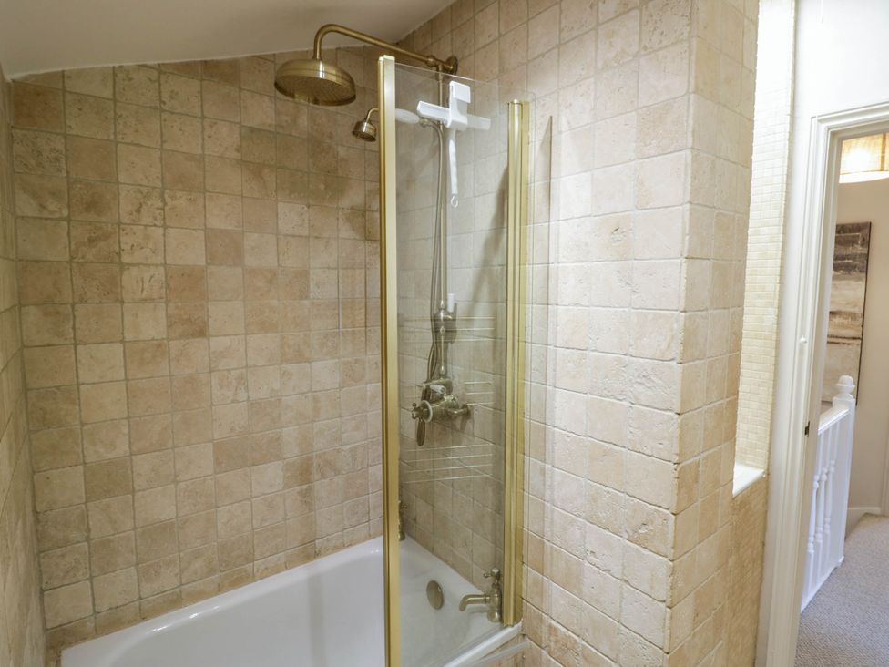A shower and bathtub in a bathroom at Albert Cottage in Stratford-upon-Avon