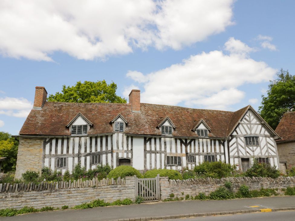 A traditional house with timber framing and a garden at Albert Cottage in Stratford-upon-Avon