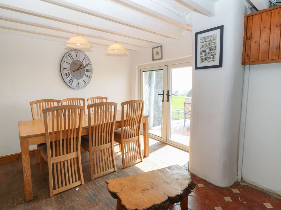 A dining room with a table and chairs at Cefnbron in Caernarfon