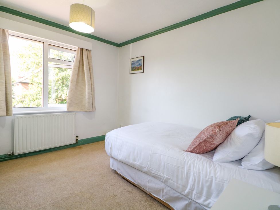 A bedroom with a bed and lamp at 4 Sussex Close in Watford
