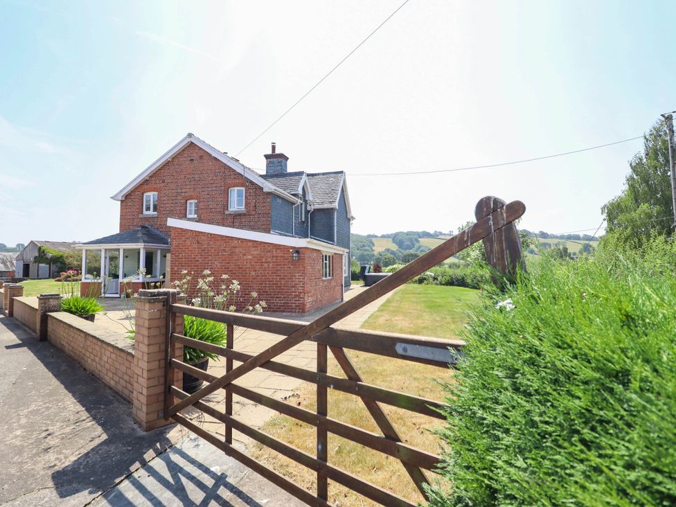 A house with a garden and gate at Pwll Glas Caersws
