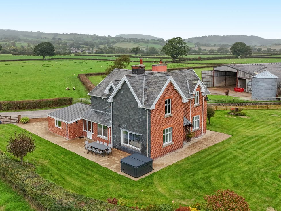 A house with a garden and farm buildings at Pwll Glas Trefeglwys