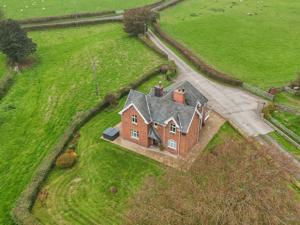 A house surrounded by grass and road at Pwll Glas Trefeglwys