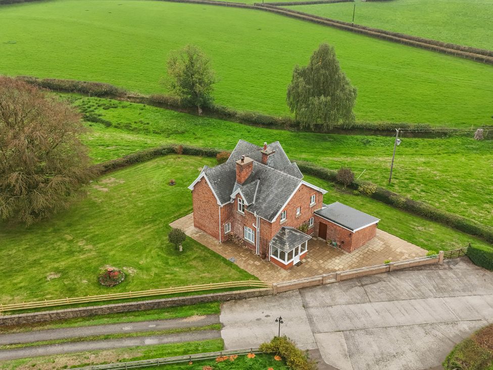 A house with garden and driveway at Pwll Glas Trefeglwys