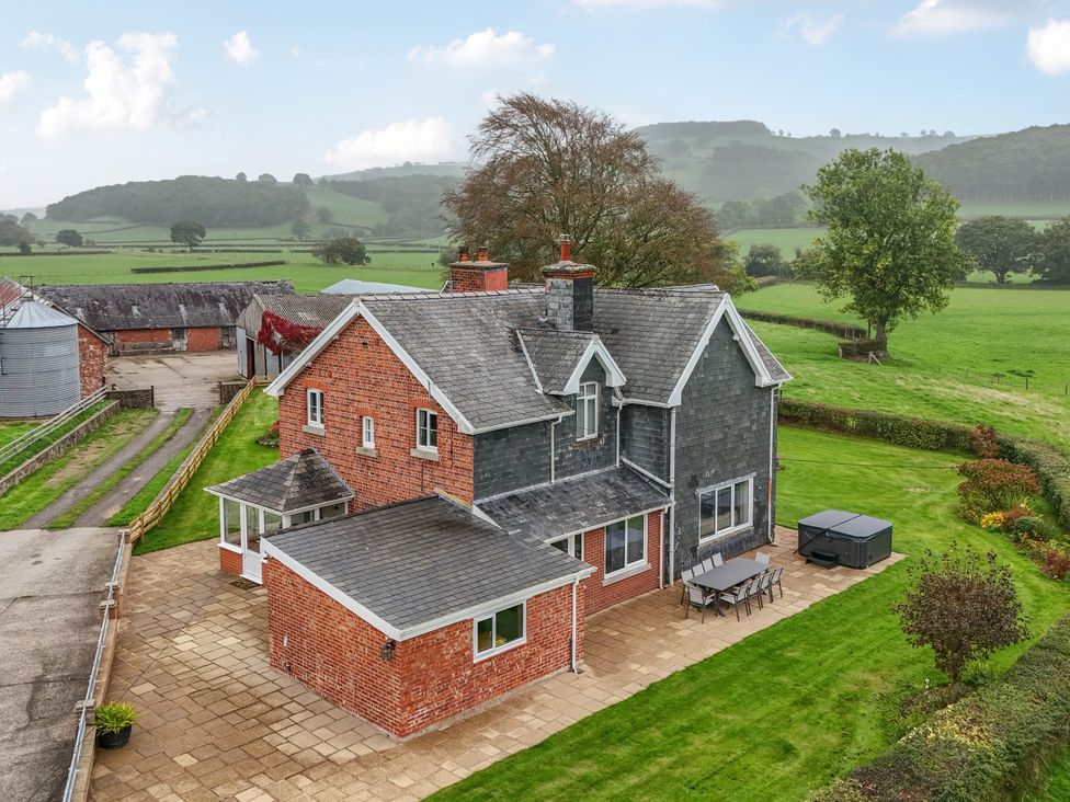 A house with a patio and garden at Pwll Glas Trefeglwys