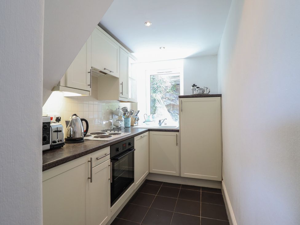 A kitchen with cabinets and appliances at Cnicht View in Porthmadog