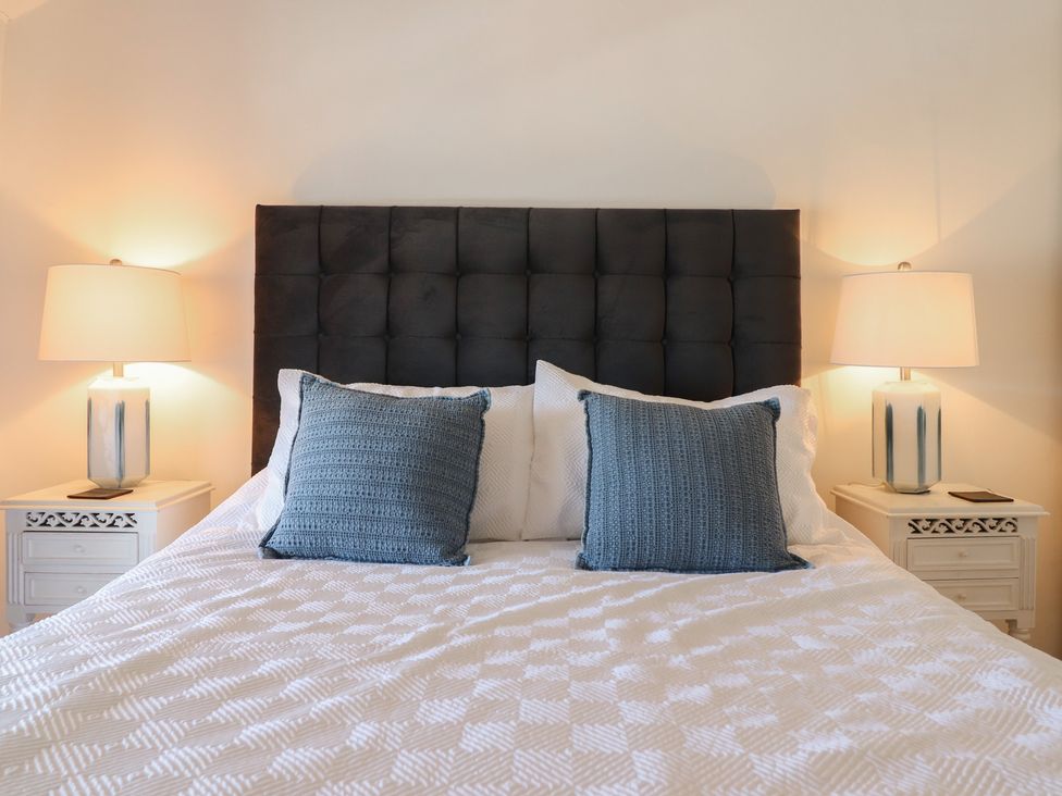 A bedroom with a bed and lamps at Cnicht View in Porthmadog