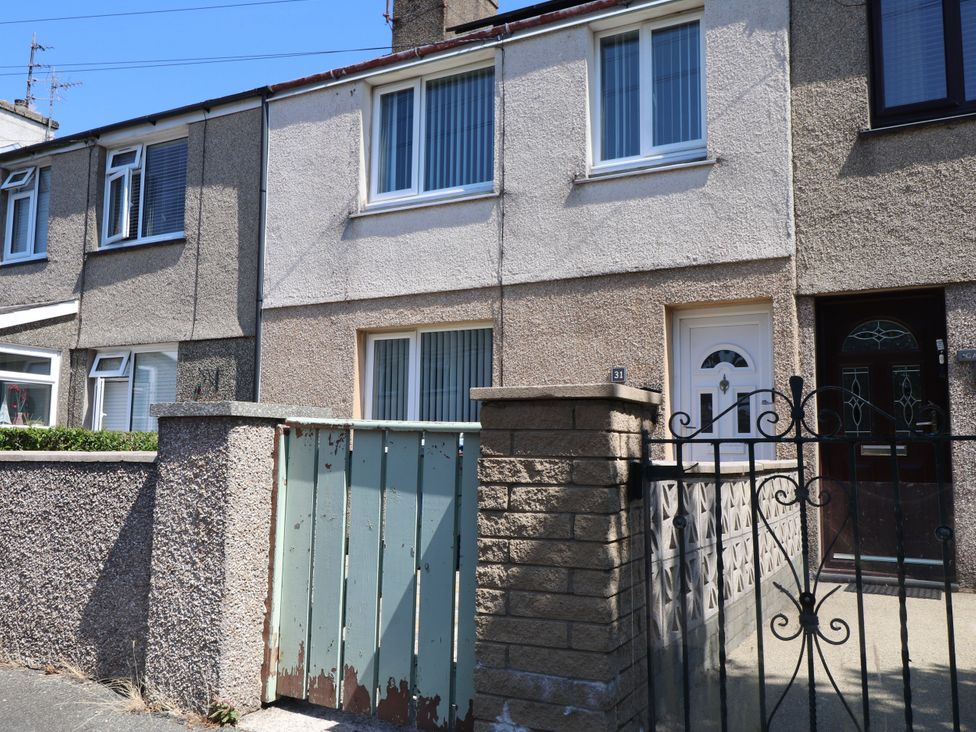 A house with front door and windows at 31 Ffordd Y Maer Pwllheli