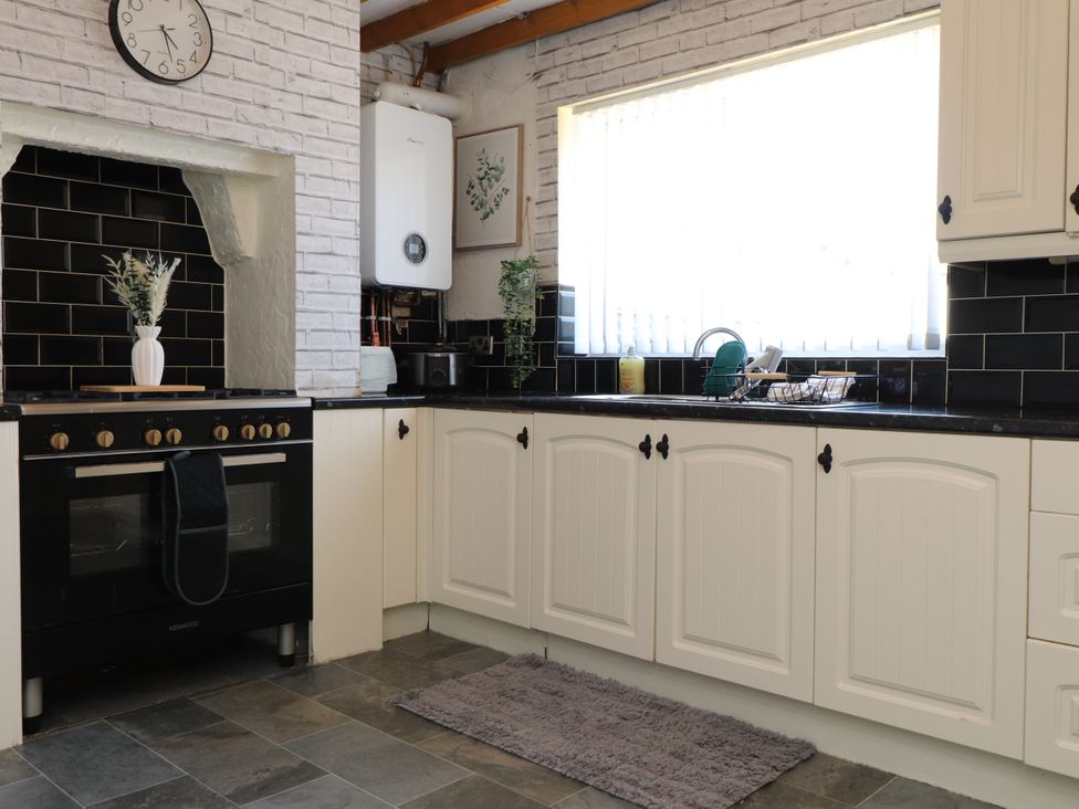 A kitchen with oven and sink at 31 Ffordd Y Maer in Pwllheli