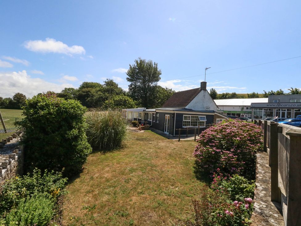 A house and garden at Greenwich Cottage in Burton Bradstock