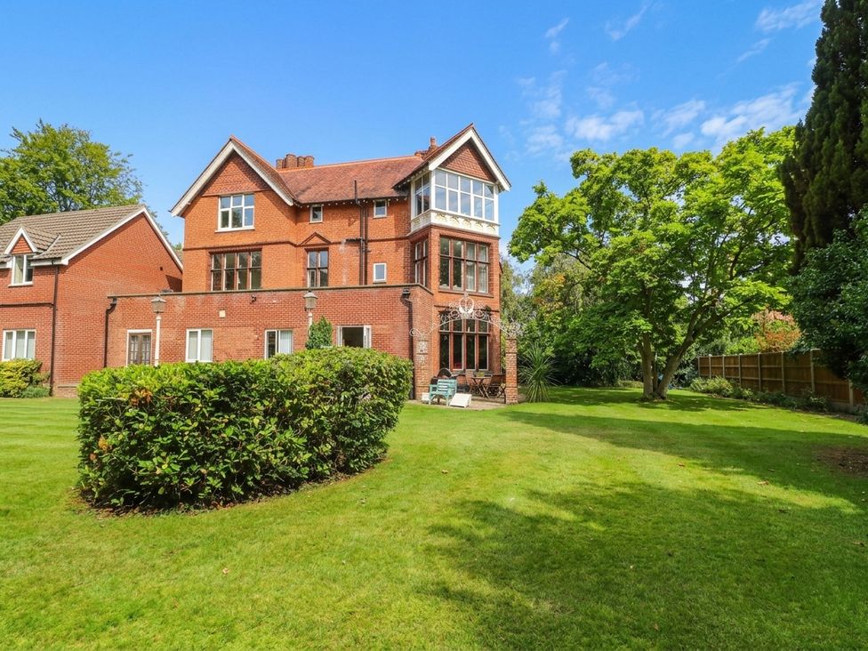 A house with a garden and trees at 10 Uplands Court in Brundall