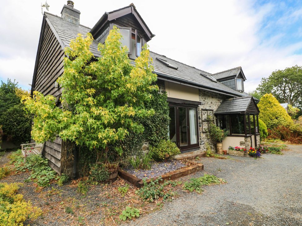 An exterior view of a house with greenery at Penrhiwoli Barn Cefn Gorwydd