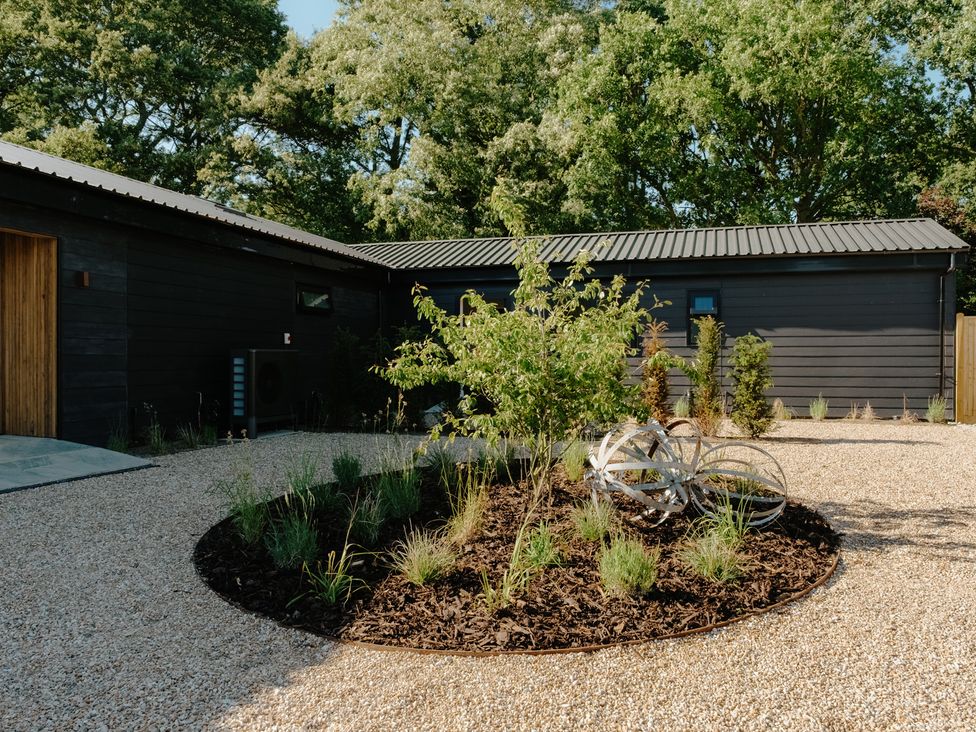 A garden with gravel and plants at Baldslow Barn in Battle near Hastings